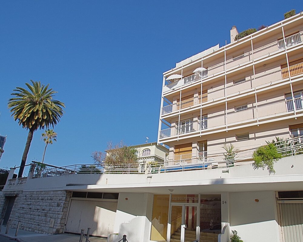 Nice Cimiez - 2-room family house to renovate