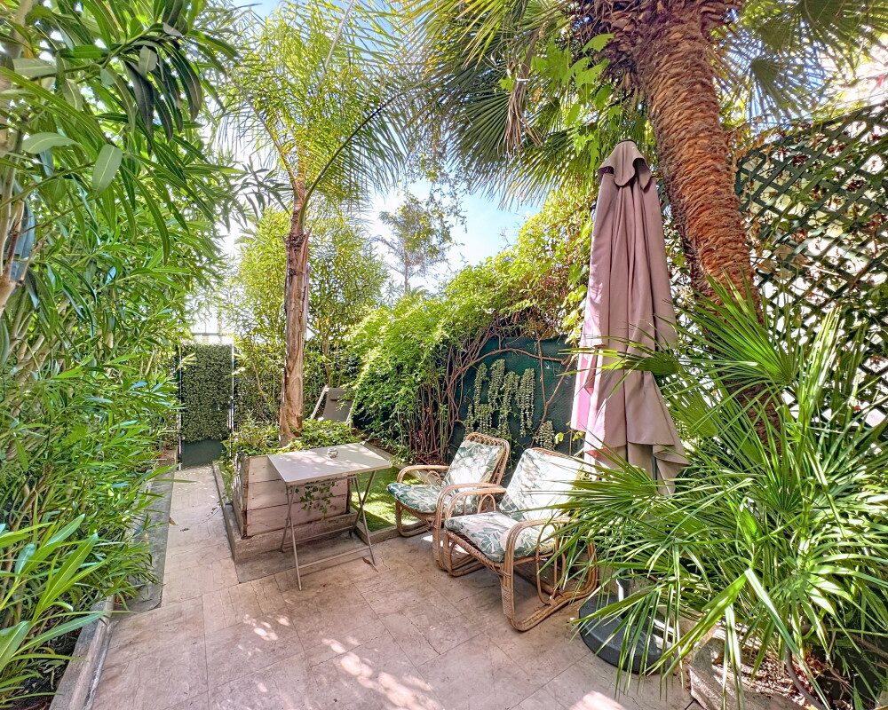 Nice Promenade des Anglais - Beautiful 3-room apartment, 72 m² with garden on the seafront