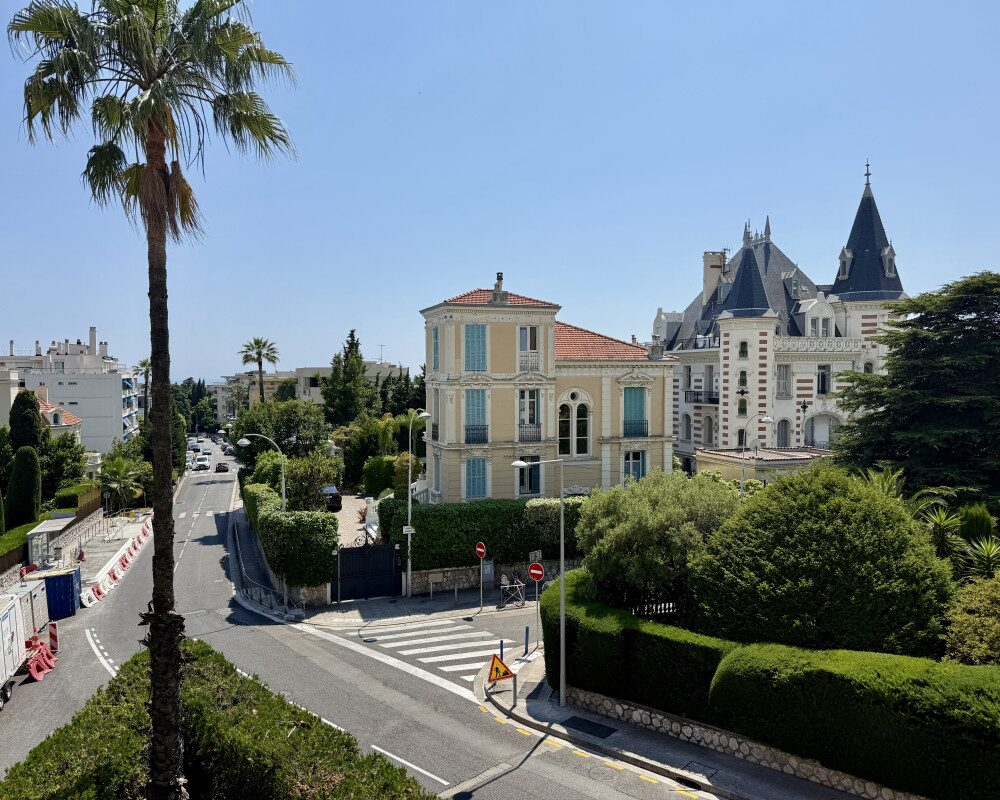 Second and Top Floor of a Small House to Renovate Located in the Heart of Cimiez