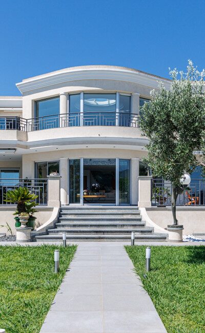 Large 70 sqm cathedral living room with panoramic view over Villefranche Bay