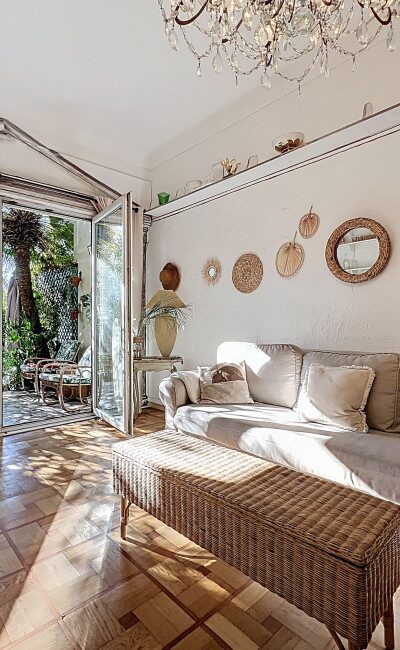 Bright south-facing living room opening onto terrace and garden, Promenade des Anglais