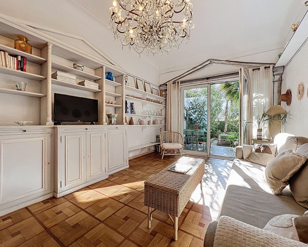 Nice Promenade des Anglais - Beautiful 3-room apartment, 72 m² with garden on the seafront