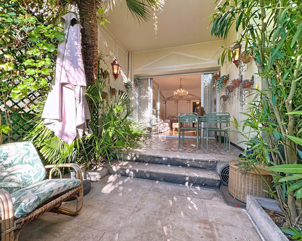 Nice Promenade des Anglais - Beautiful 3-room apartment, 72 m² with garden on the seafront
