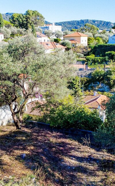 Buildable land with sea view glimpse and south-east exposure
