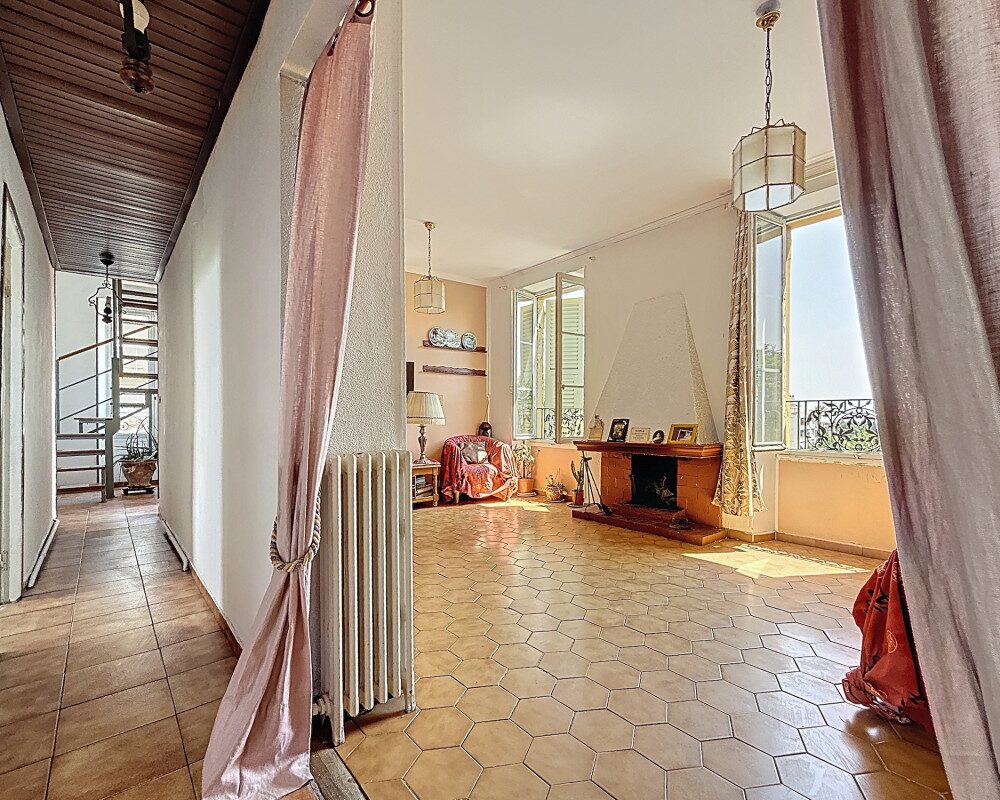 Second and Top Floor of a Small House to Renovate Located in the Heart of Cimiez