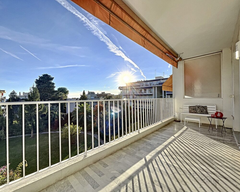 Nice flat with terrace and garage in condominium with park        
