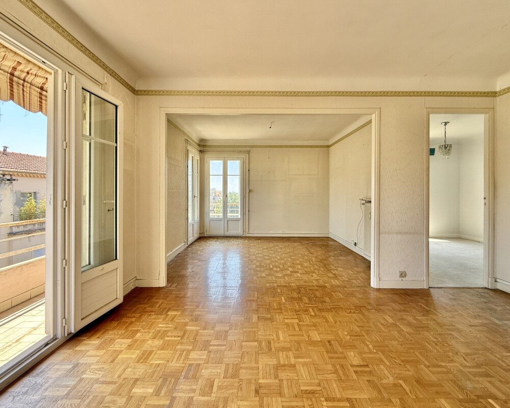 Nice Cimiez - 3/4 corner rooms on a high floor to renovate