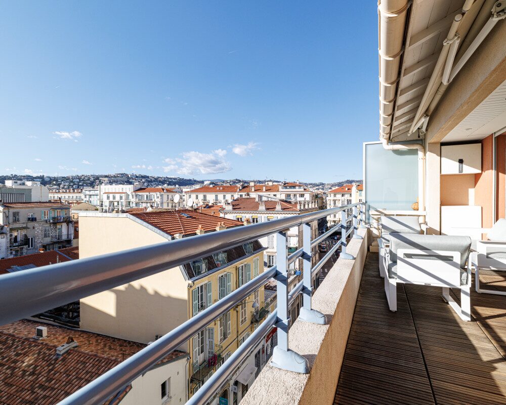 Nice â CarrÃ© dâOr â Magnificent 3-room apartment of 108 sqm on the top floor with a large terrace.