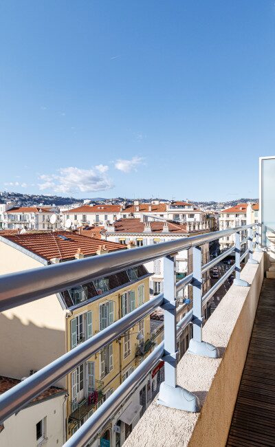 Terrace of a duplex apartment in Nice Carré d’Or with south-west exposure