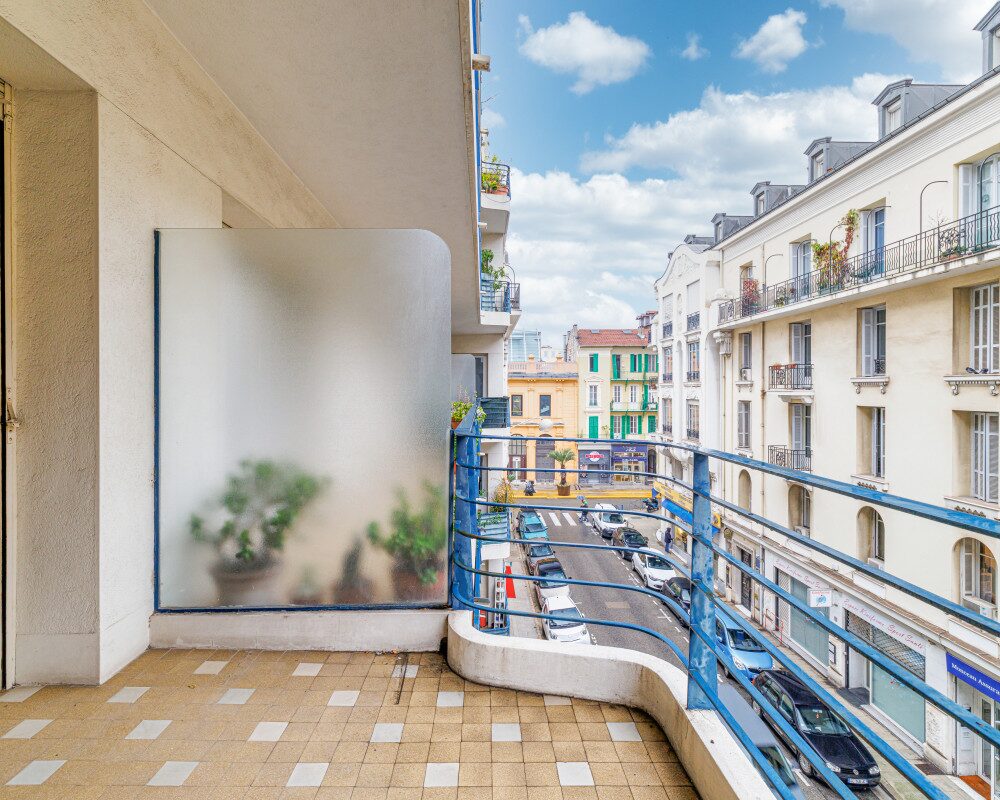 Nice â Wilson â Attractive dual-aspect two-bedroom apartment with multiple outdoor spaces to renovate