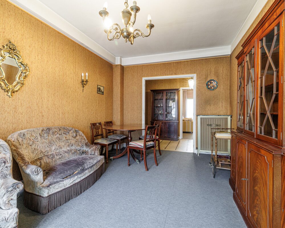Nice â Wilson â Attractive dual-aspect two-bedroom apartment with multiple outdoor spaces to renovate