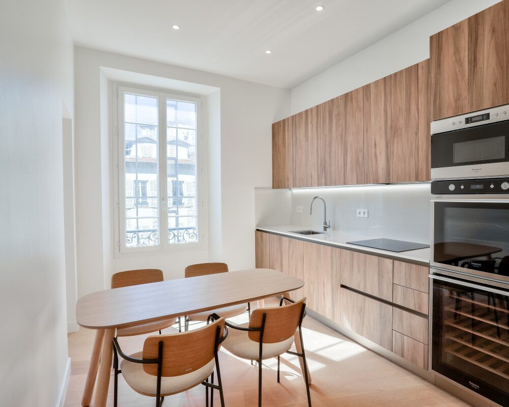 Nizza – Le Port  – Ampio Appartamento di 5 Vani, 136 m², Piano Alto, Completamente Ristrutturato