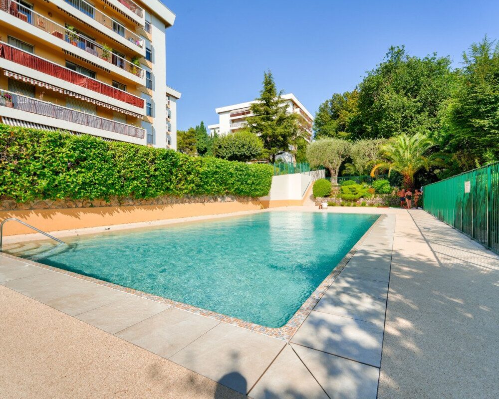 NICE CIMIEZ - 3 pièces en excellent état dans un résidence avec piscine