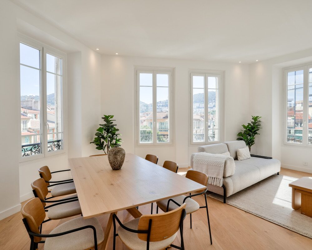 Nice - Le Port - Grand 5 pièces de 136 m² en étage élevé et entièrement rénové 