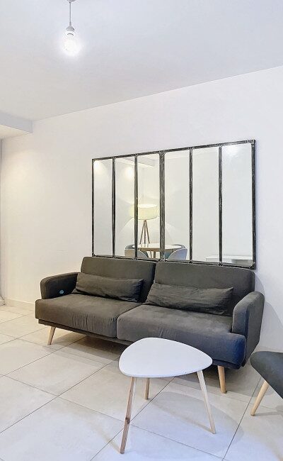 Séjour lumineux appartement Cimiez cuisine américaine chambre