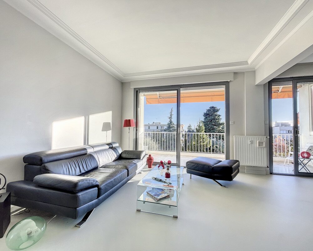 Bel appartement avec terrasse et garage dans copropriété avec parc    