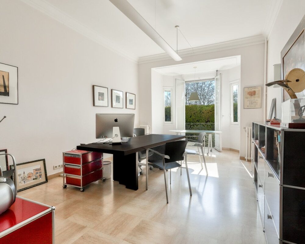 Nice - Cimiez - Grand 4 pièces de 116 m² à rénover situé dans un palais Bel époque
