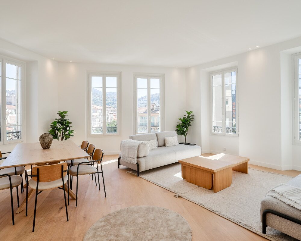 Nice - Le Port - Grand 5 pièces de 136 m² en étage élevé et entièrement rénové 