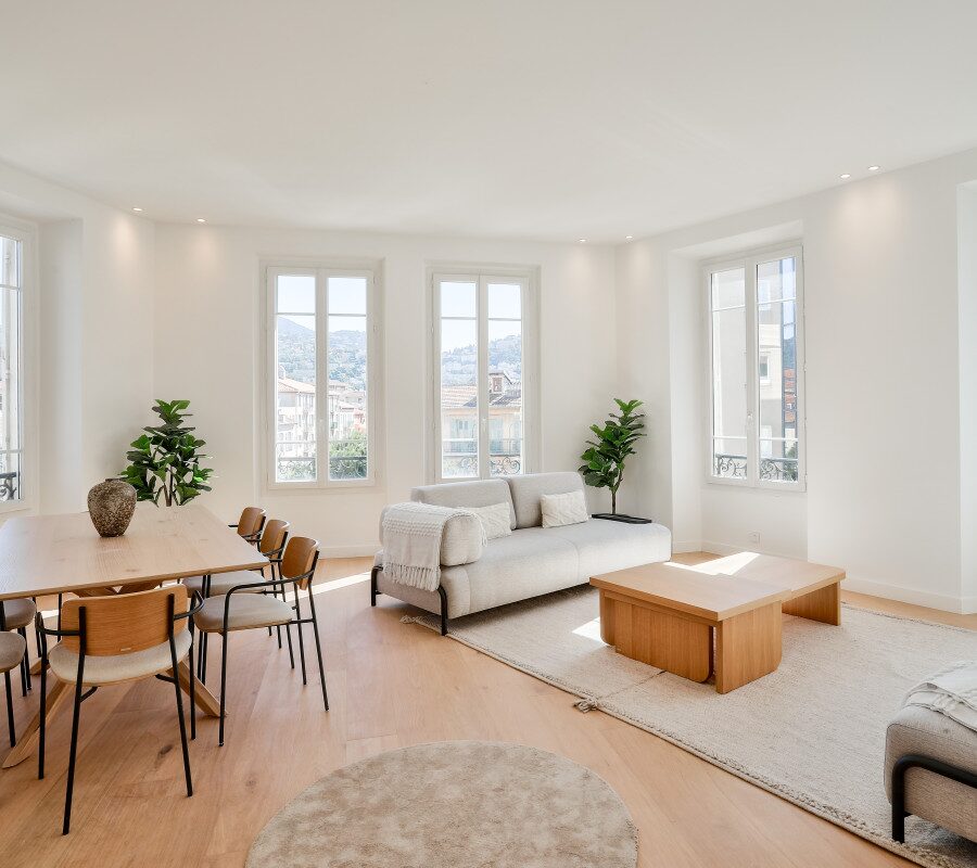 Nice - Le Port - Grand 5 pièces de 136 m² en étage élevé et entièrement rénové 