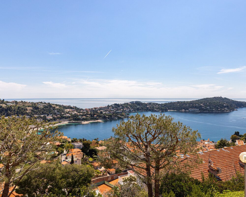 VILLEFRANCHE SUR MER - Corne d’Or  - Magnifique 3 pièces entièrement rénové disposant d’une terrasse avec vue panoramique sur la mer 