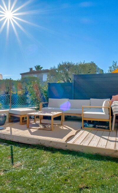 Terrasse et jardin appartement Antibes Peyregoue aperçu mer