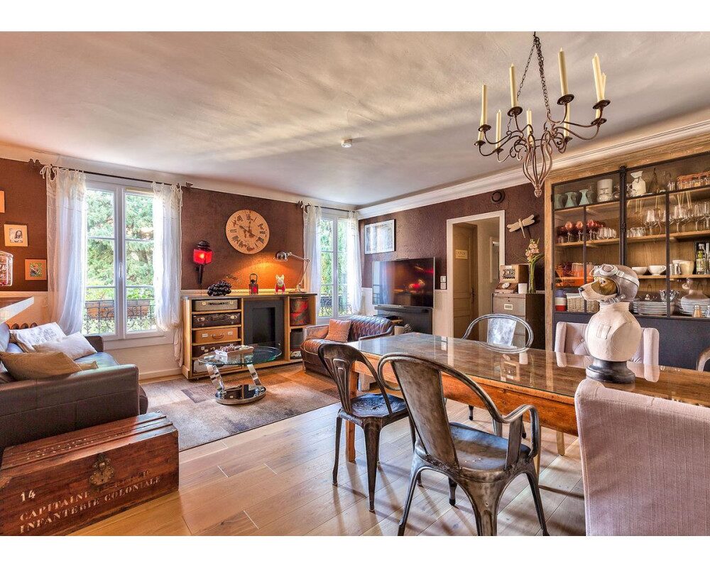 Appartement entièrement refait dans beau palais bourgeois 