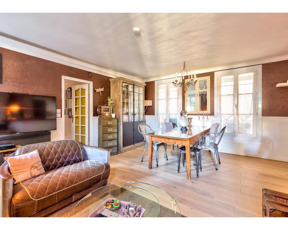 Appartement entièrement refait dans beau palais bourgeois 