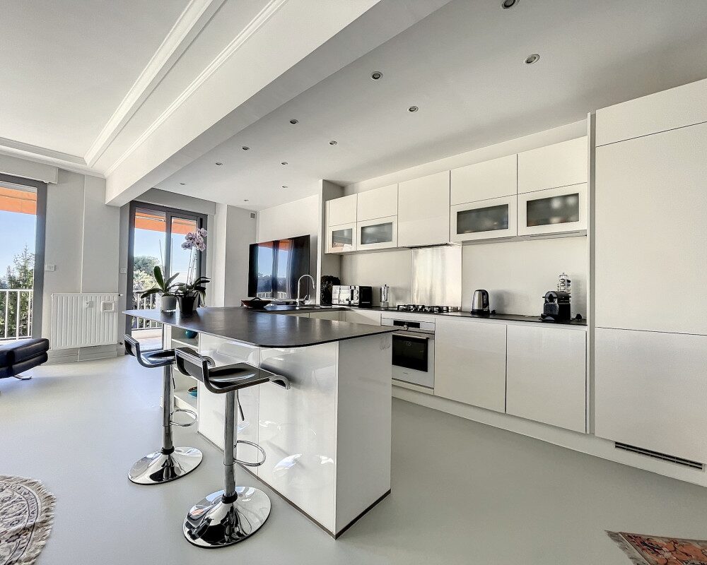 Bel appartement avec terrasse et garage dans copropriété avec parc    