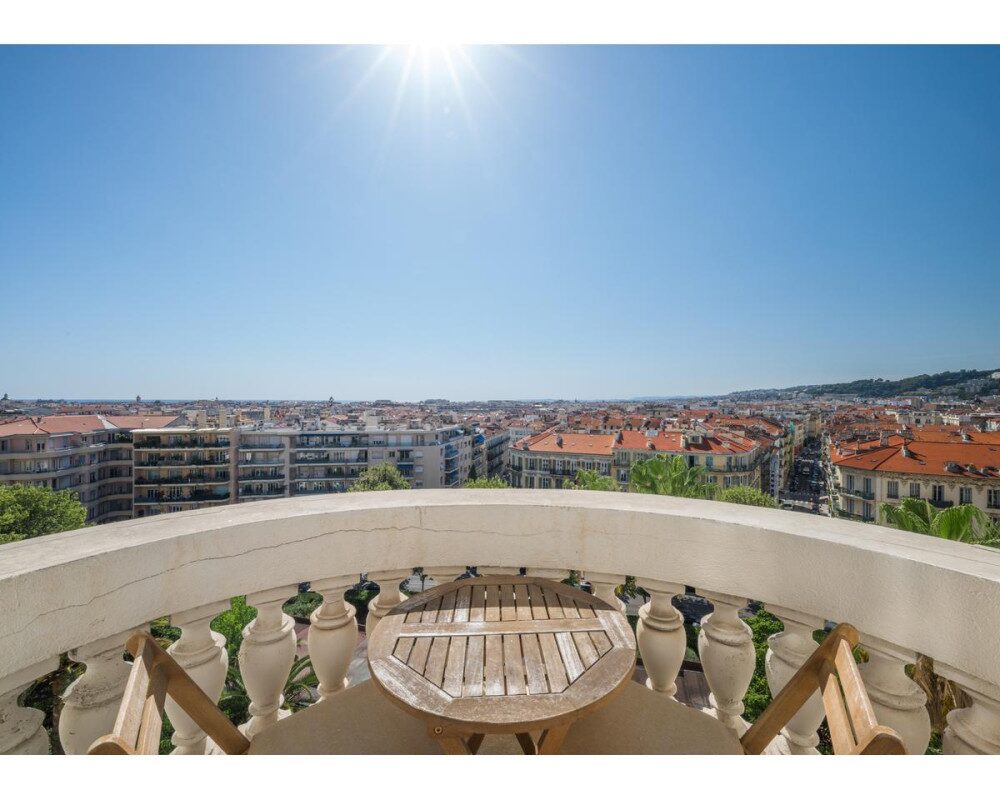 NICE Cimiez - Grand 4 pièces de 130 m² avec vue mer au Majestic