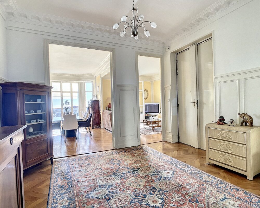 Coeur Cimiez - Beau 5 pièces de 140 m2 en étage élevé avec vue mer et stationnement      