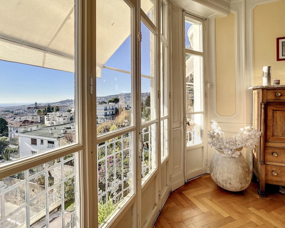 Coeur Cimiez - Beau 5 pièces de 140 m2 en étage élevé avec vue mer et stationnement      