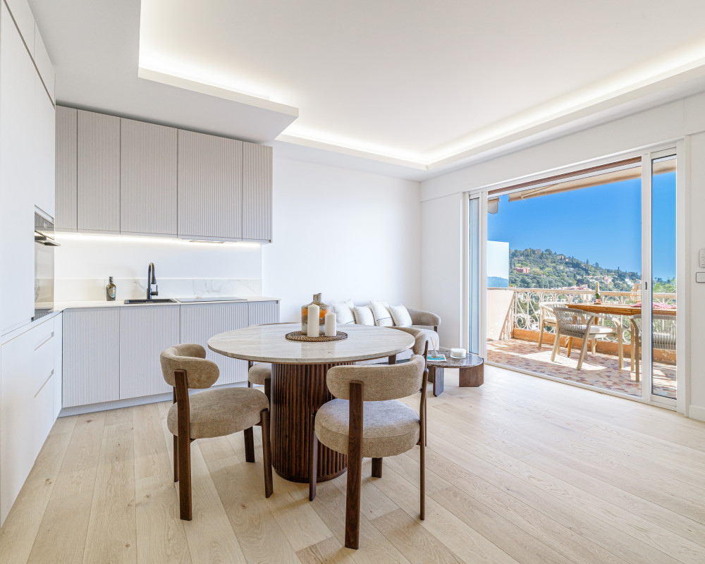 VILLEFRANCHE SUR MER - Corne d’Or  - Magnifique 3 pièces entièrement rénové disposant d’une terrasse avec vue panoramique sur la mer 