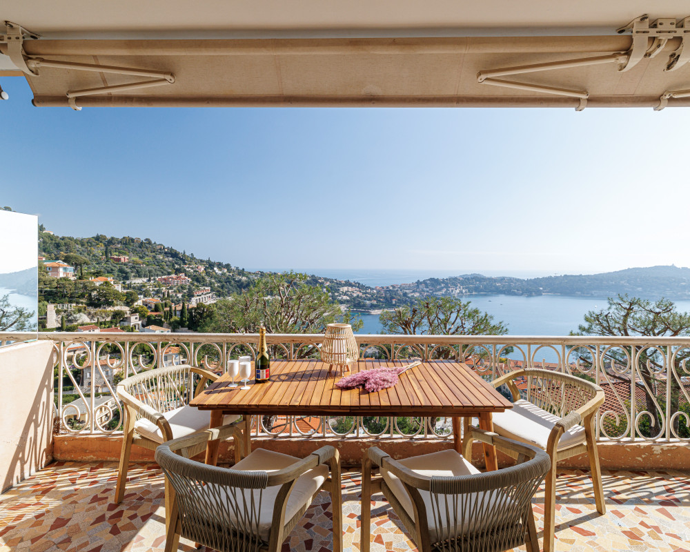 VILLEFRANCHE SUR MER - Corne d’Or  - Magnifique 3 pièces entièrement rénové disposant d’une terrasse avec vue panoramique sur la mer 