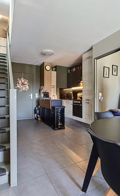 Séjour lumineux avec cuisine ouverte et climatisation à vendre sur Nice