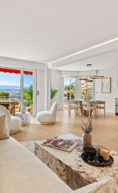 Grand 3 pièces de 89m2 entièrement rénové avec terrasse, garage et vue mer Mont Alban