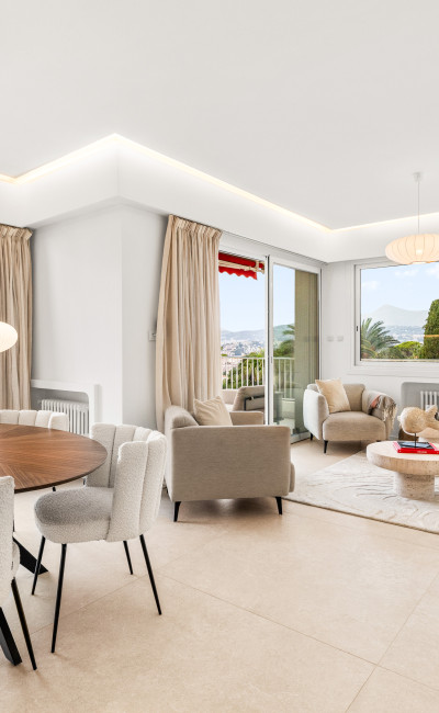 Nice Mont Boron Grand 3 pièces de 88 m² entièrement rénové avec terrasse et vue panoramique sur la baie des anges