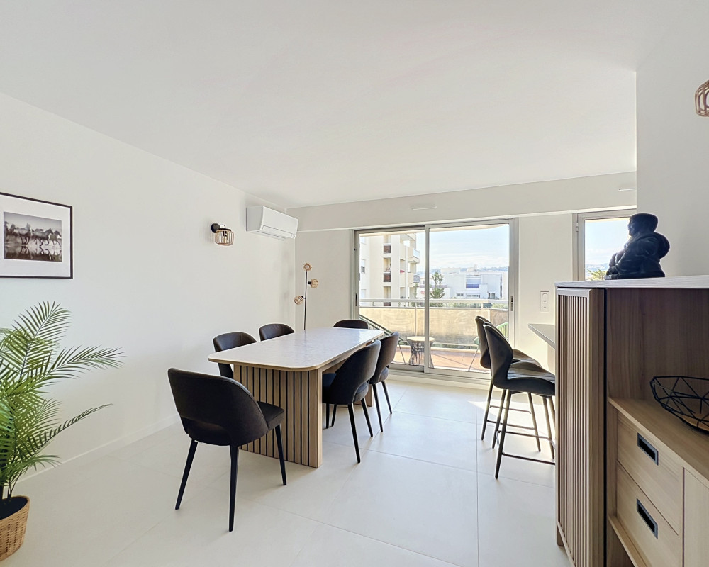 Appartement  - 3 pièces  - 67.19 m² -  1 950 €/mois CC - À louer 
