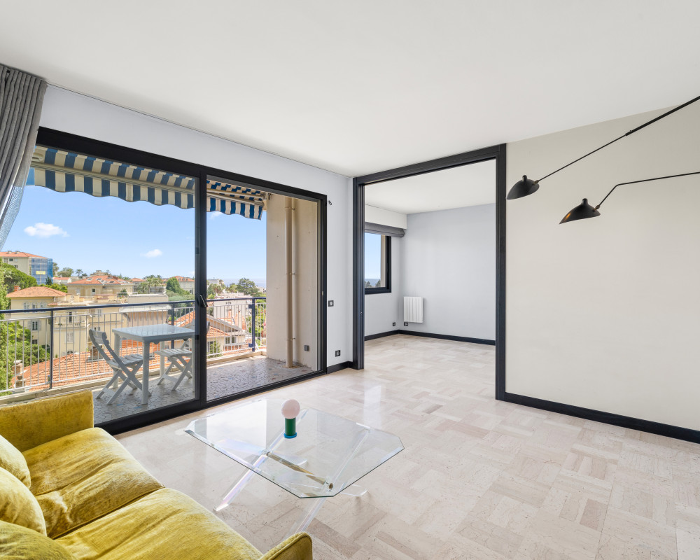 Appartement  - 2 pièces  - 72.45 m² -  2 100 €/mois CC - À louer 